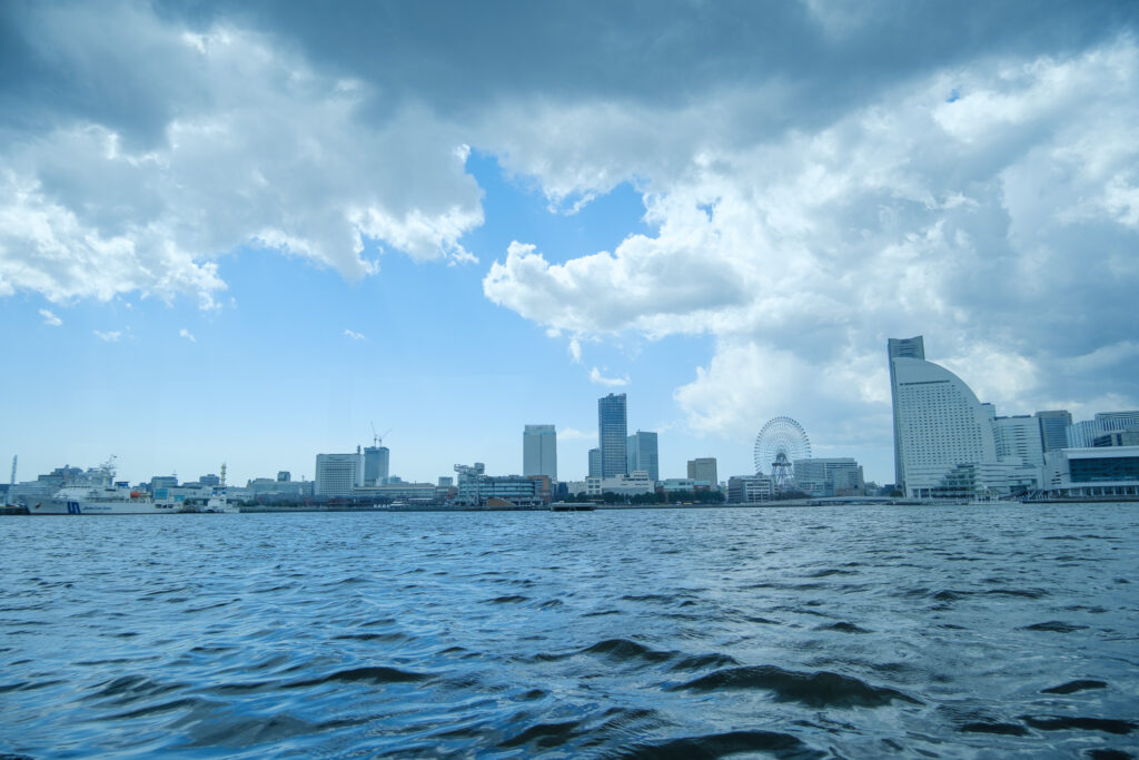 シーバスから見たみなとみらいの街並みと海