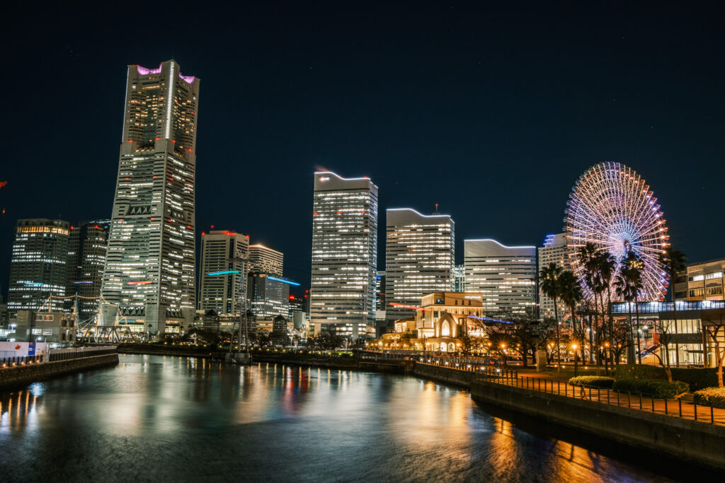 夜の9時ごろの万国橋からの夜景と水面に映る光