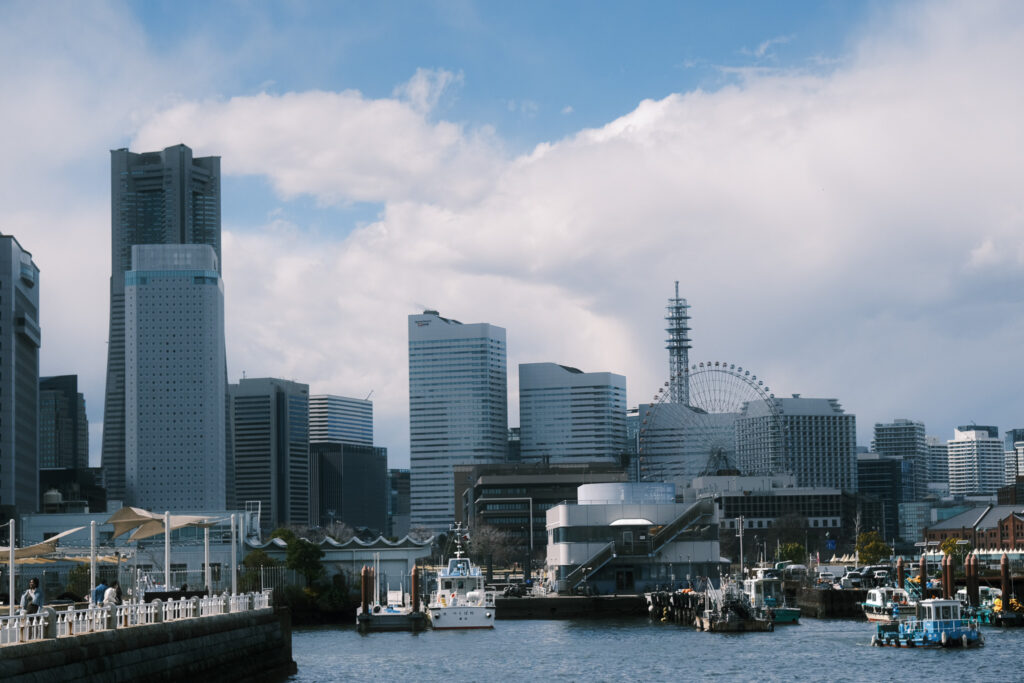 山下公園から見たランドマークタワーとみなとみらいの高層ビル