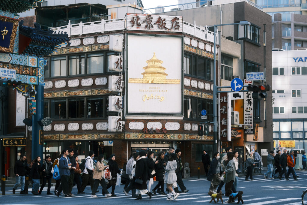 横浜中華街の交差点と行き交う人々
