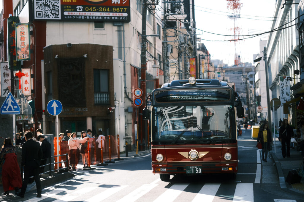横浜の観光スポットを回るレトロなバス「あかいくつ」