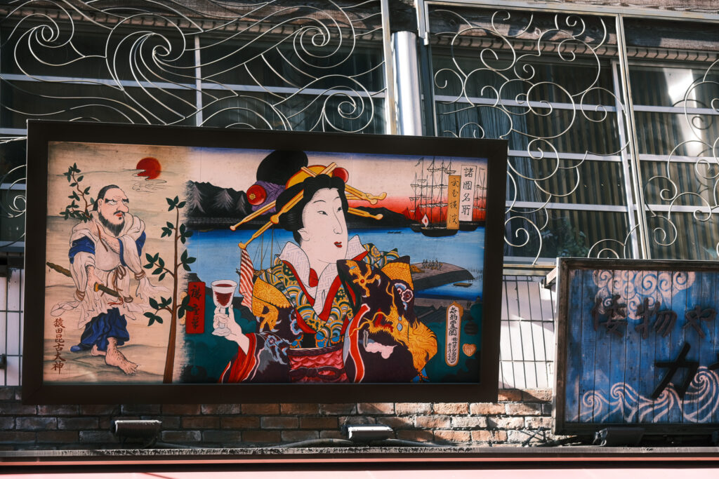 横浜中華街の店先に飾られた人物画