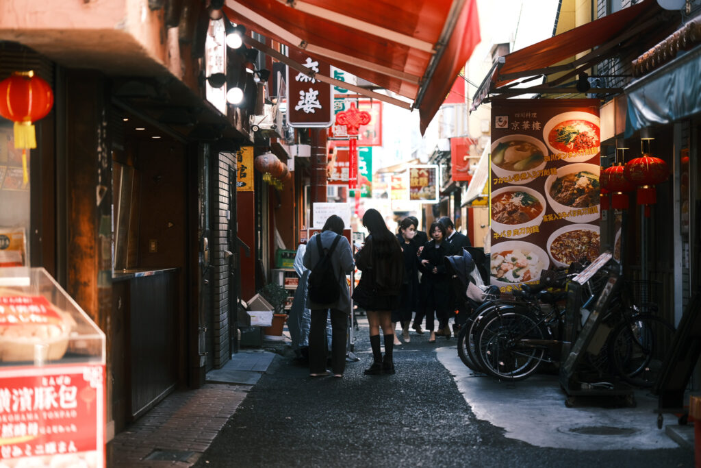 横浜中華街の細い路地を歩く人々