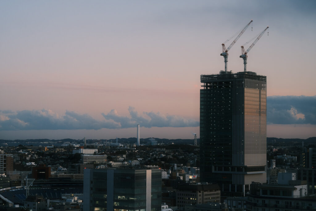 夕暮れの空と建設中の高層ビル