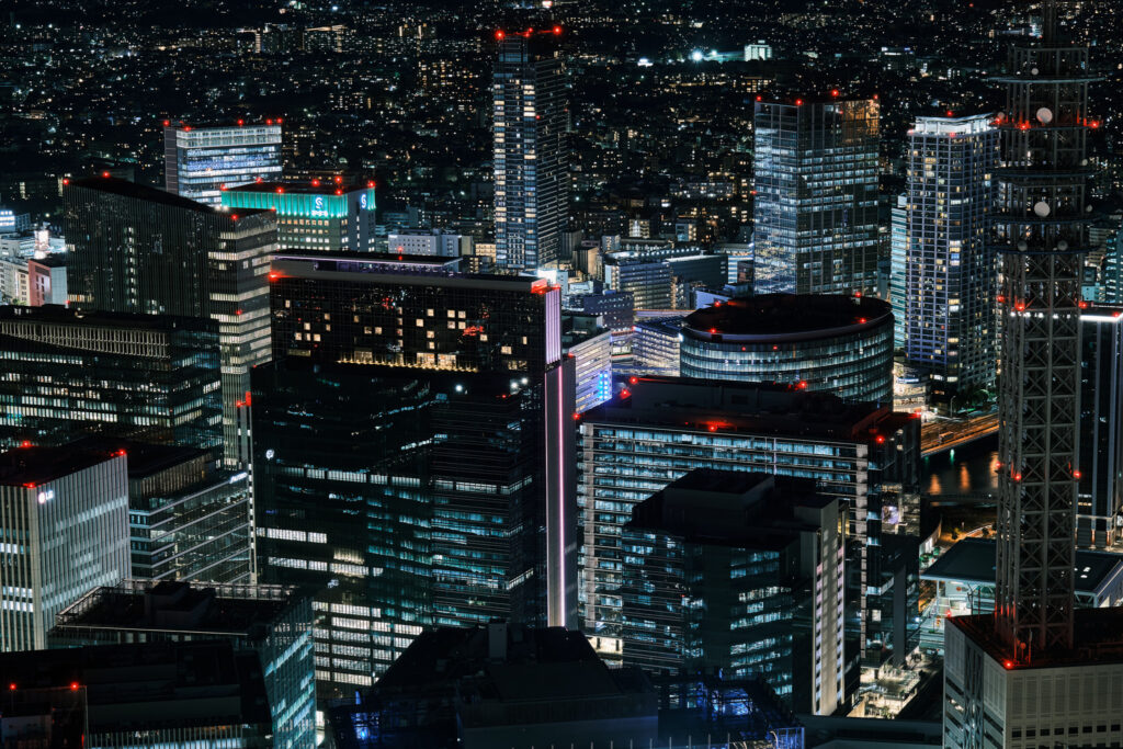 スカイガーデンから見下ろした横浜の高層ビルの夜景