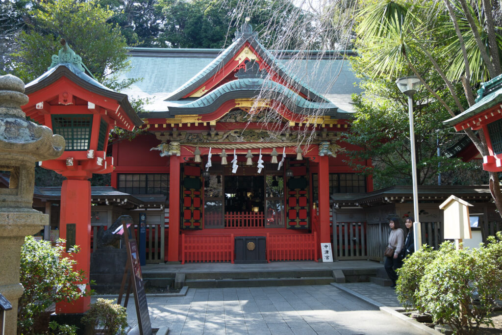 朱色の江島神社の社殿