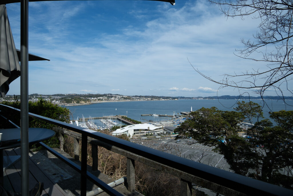カフェのテラス席から見下ろした江の島ヨットハーバーと湘南の海