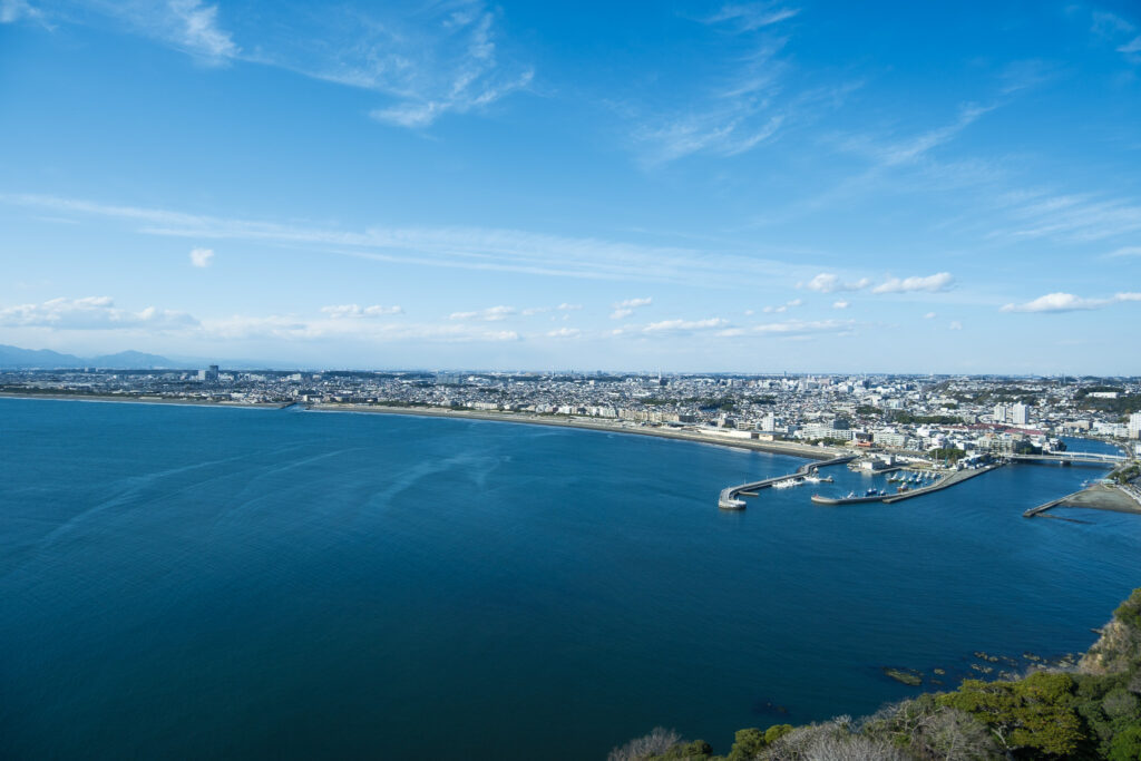 展望台から見下ろした湘南の海岸線と青い海