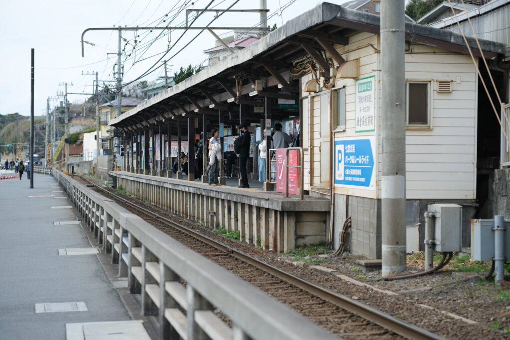 海沿いにある江ノ電の鎌倉高校前駅のホーム
