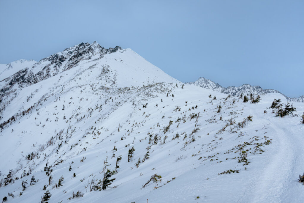 雪に覆われた山の稜線