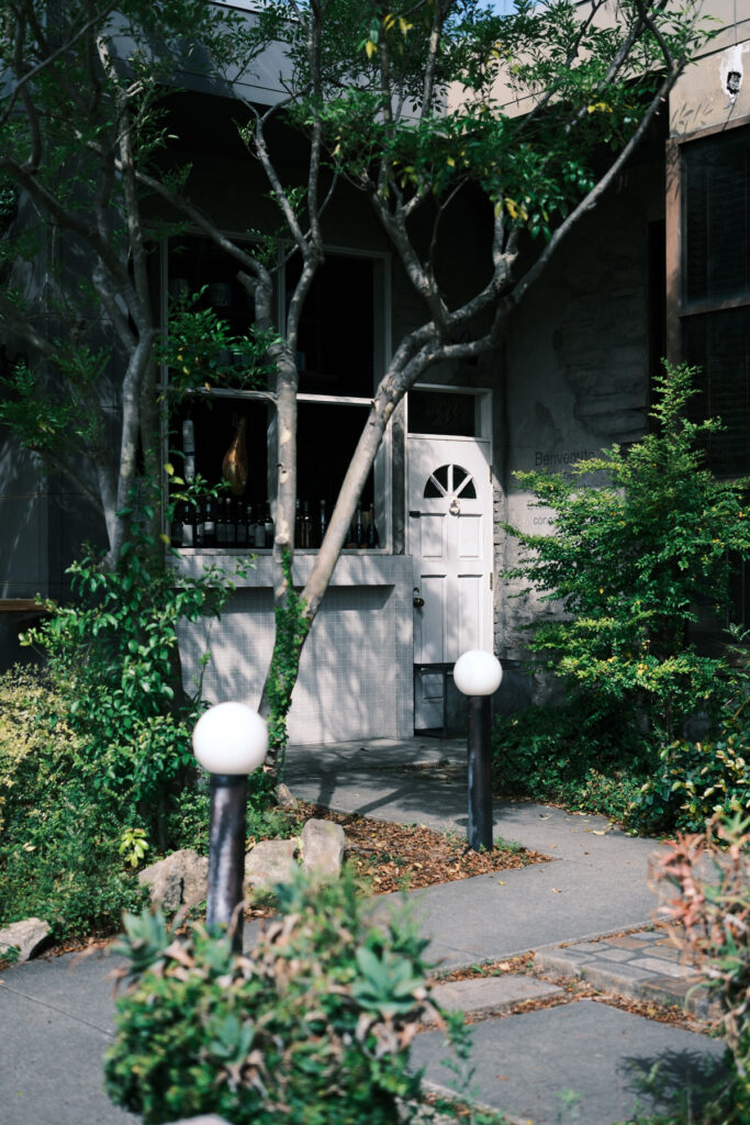 緑に囲まれた洋館の入口