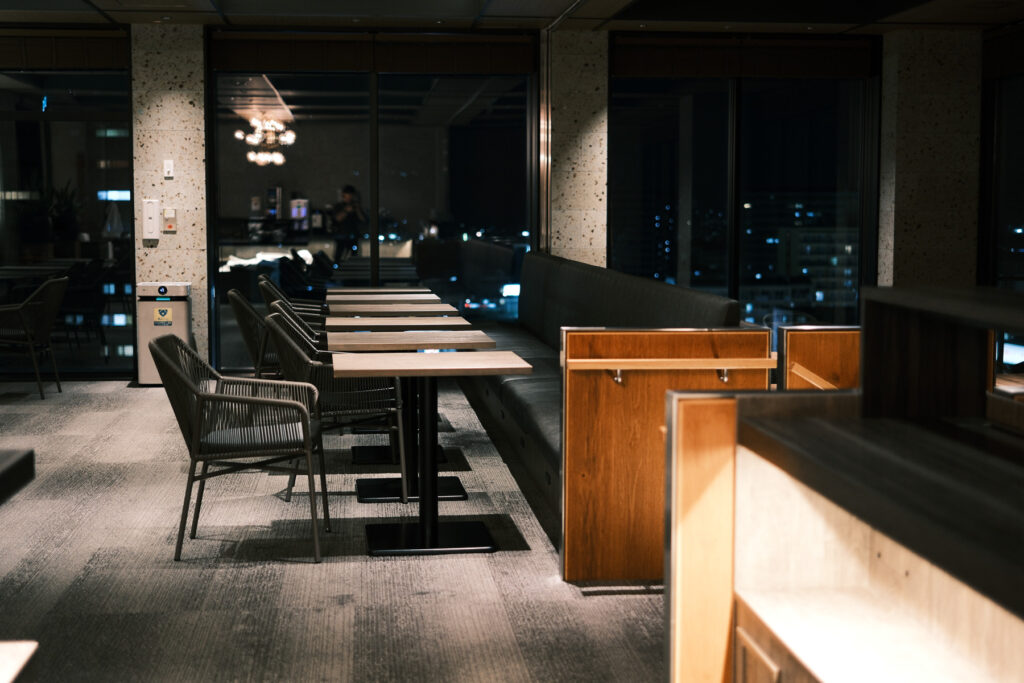 夜の店内