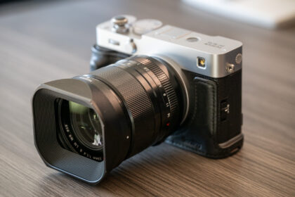 シルバーの X-E5 に XF33mmF1.4 R LM WR と角型フード LH-XF23 II を付けた外観