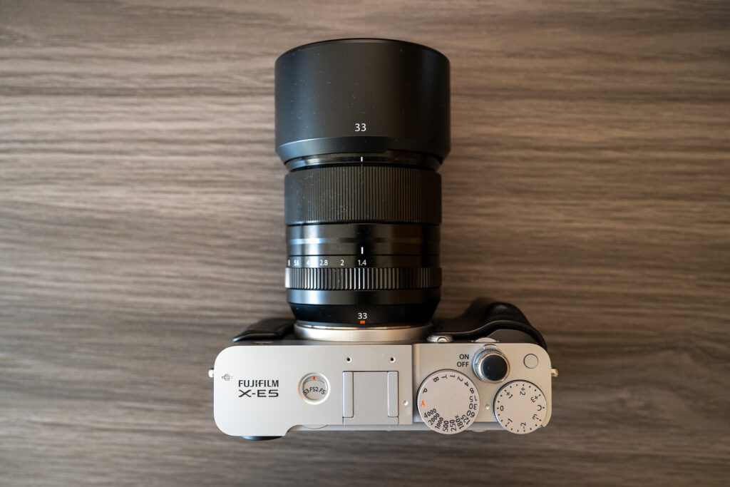 付属のフードを付けた XF33mmF1.4 R LM WR と X-E5 を上から見たところ